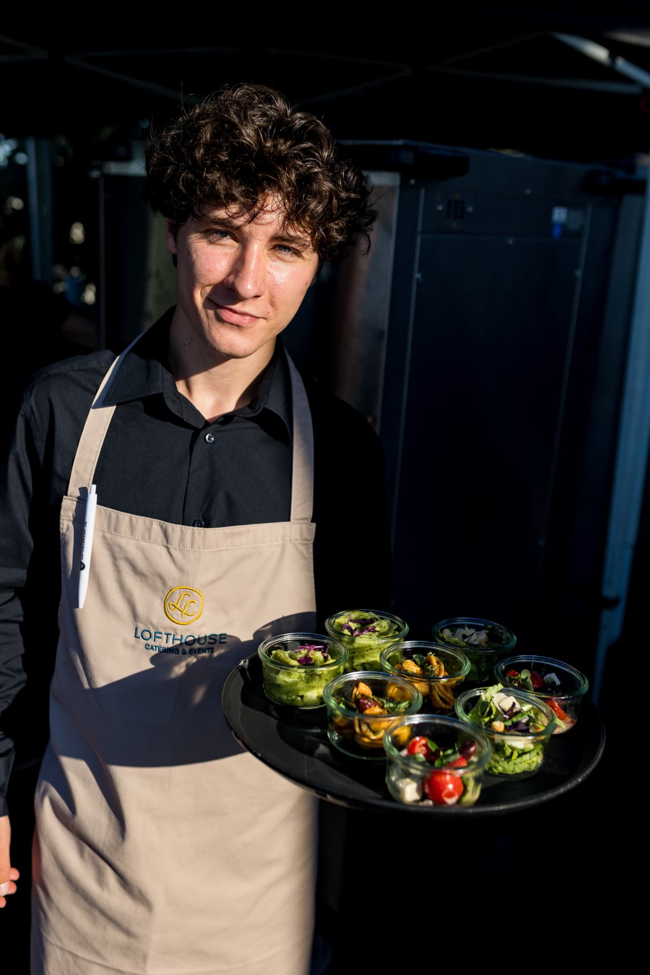Servicekraft mit Fingerfood