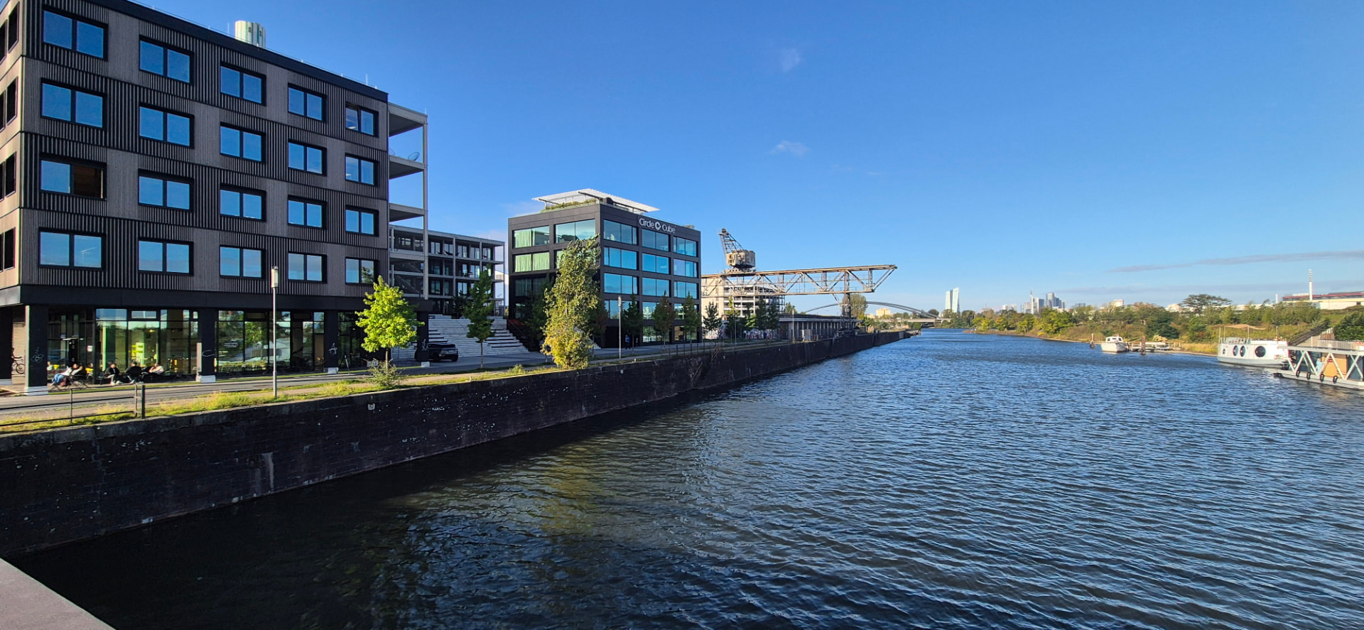 Moderne Eventlocation am Mainufer mit Blick auf die Frankfurter Skyline